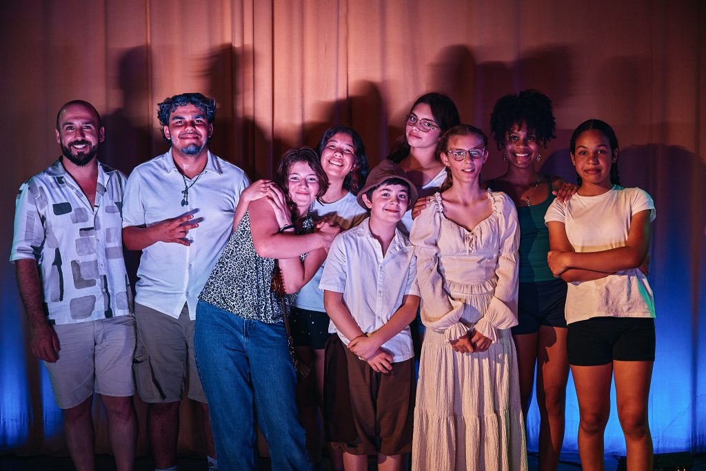 Participantes da Oficina de Teatro do Torrão no palco do Teatro Vicente Rodrigues