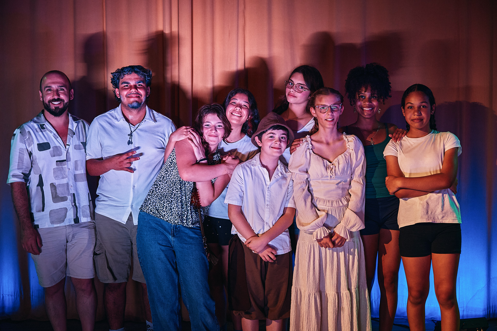 Participantes da Oficina de Teatro do Torrão no palco do Teatro Vicente Rodrigues